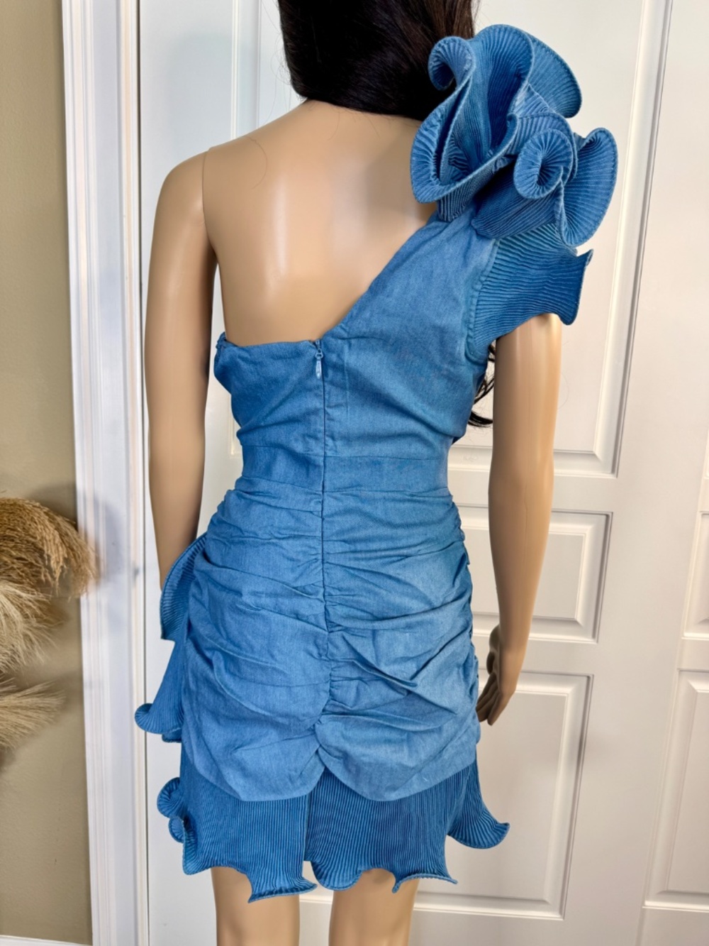 ONE SHOULDER BLUE MINI DRESS WITH RUFFLED HEM AND BIG FLOWER DESIGN - Picture 6 of 12
